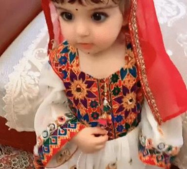 新疆小公主自带眼妆，不动时被误认成芭比娃娃
